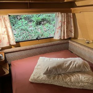 Gemütliches Bett Blickrichtung Fenster