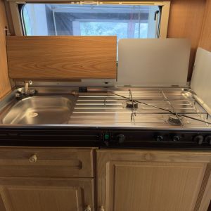 Gästewagen Tessin Küchenzeile innen geöffnet