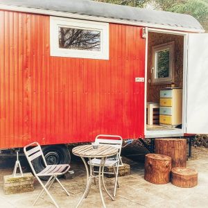 Bauwagen "Rotkehlchen" von außen mit Sitzecke