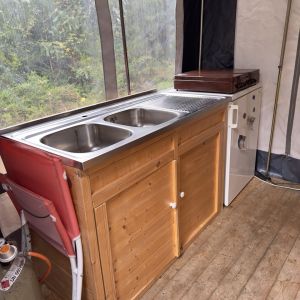 Zusätzliche Küchenzeile im Vorzelt