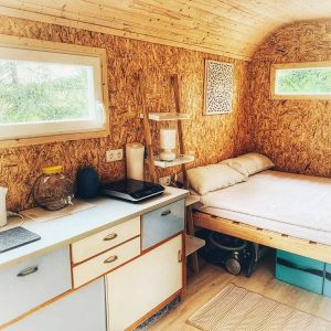 Bauwagen "Rotkehlchen" Blick auf Bett und Küche