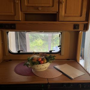 Küchenzeile innen mit Blick aus dem Fenster