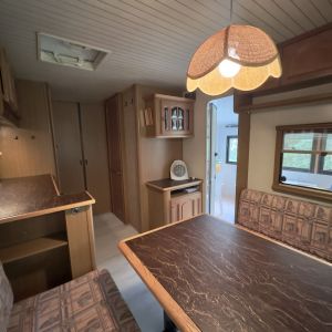 "Heidi" Innenraum mit Blick zur Tür