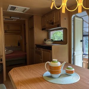 Innenraum Blickrichtung Tür und Vorzelt